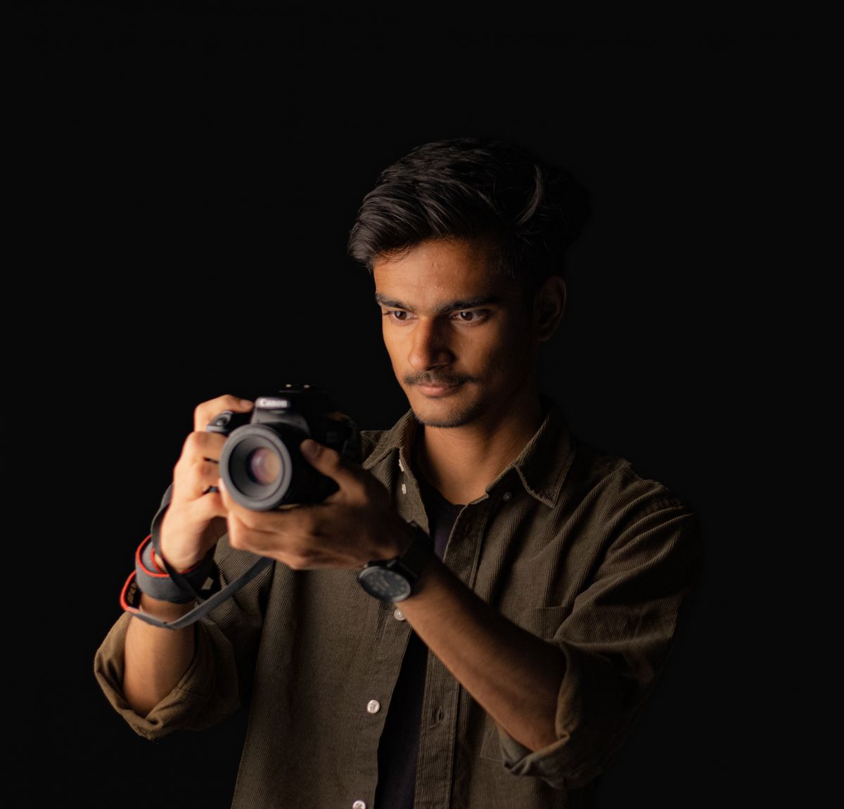 Fotógrafo profesional con cámara en estudio